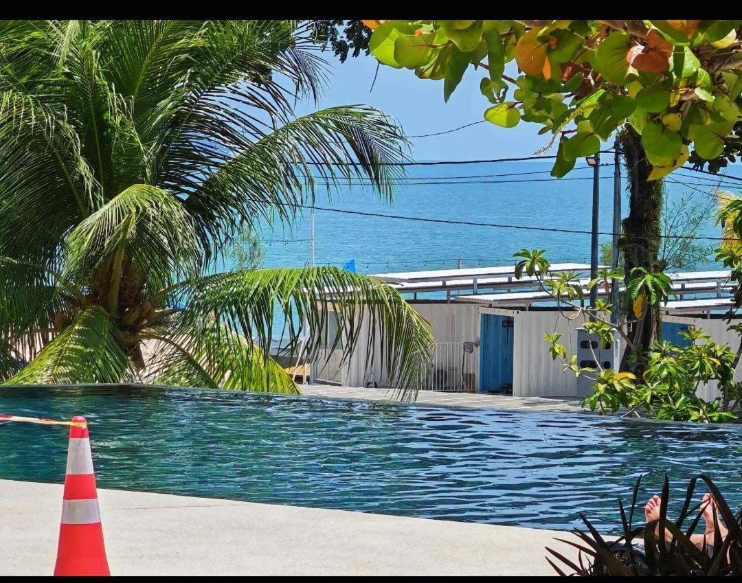 By The Sea Batu Ferringhi Beach Front Apartment Suite Kültér fotó